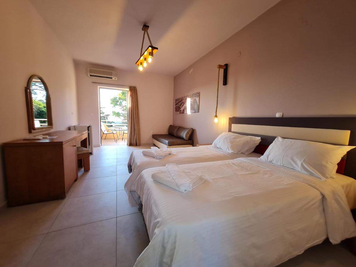 Dioni Hotel Adelianos Kampos Bagian luar foto
