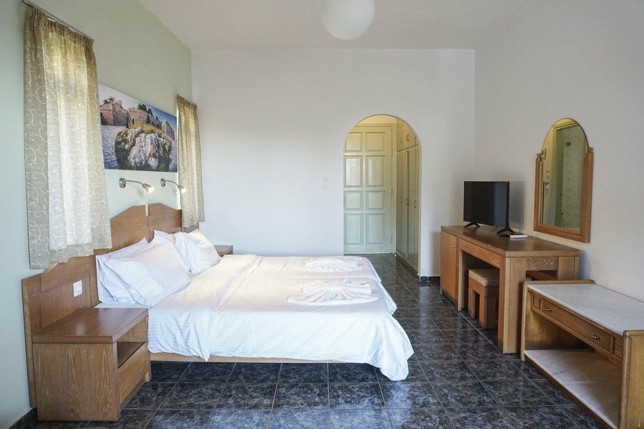 Dioni Hotel Adelianos Kampos Bagian luar foto
