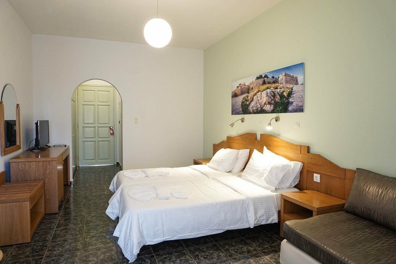 Dioni Hotel Adelianos Kampos Bagian luar foto